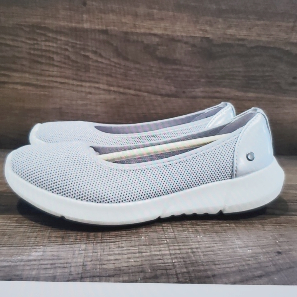 Karen Scott Kasenna Athletic Flats 9m Silver Gray White sole New Narrower fit